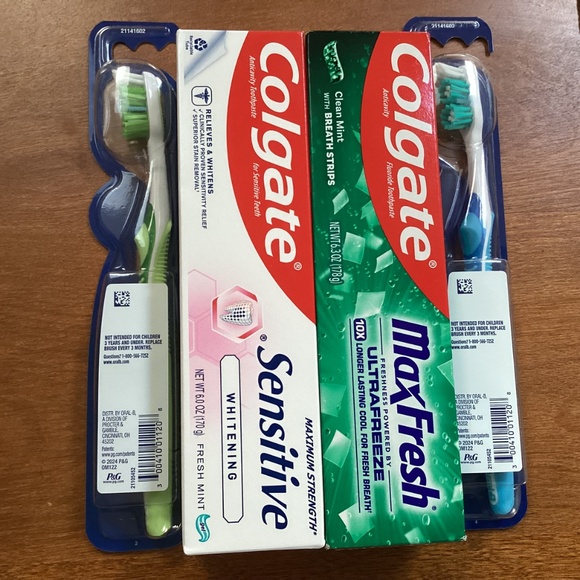 Colgate Toothpastes and Oral-B Toothbrushes Bundle New - Picture 4 of 7